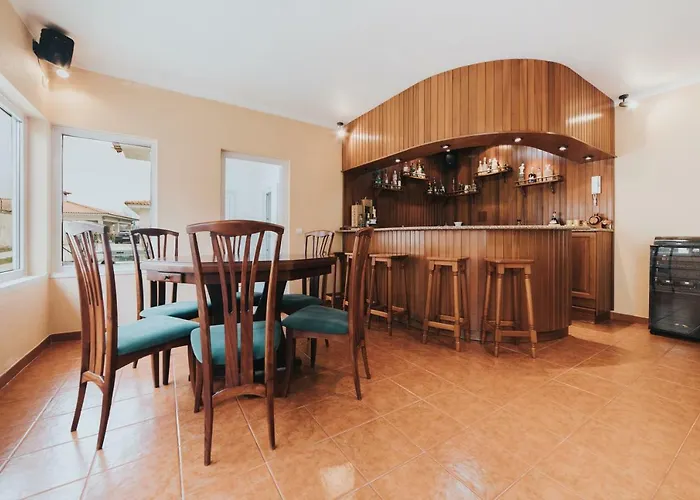 10 Min From The Game With Fireplace Pool *