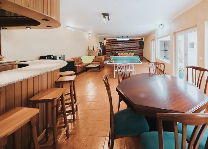 10 Min From The Game With Fireplace Pool